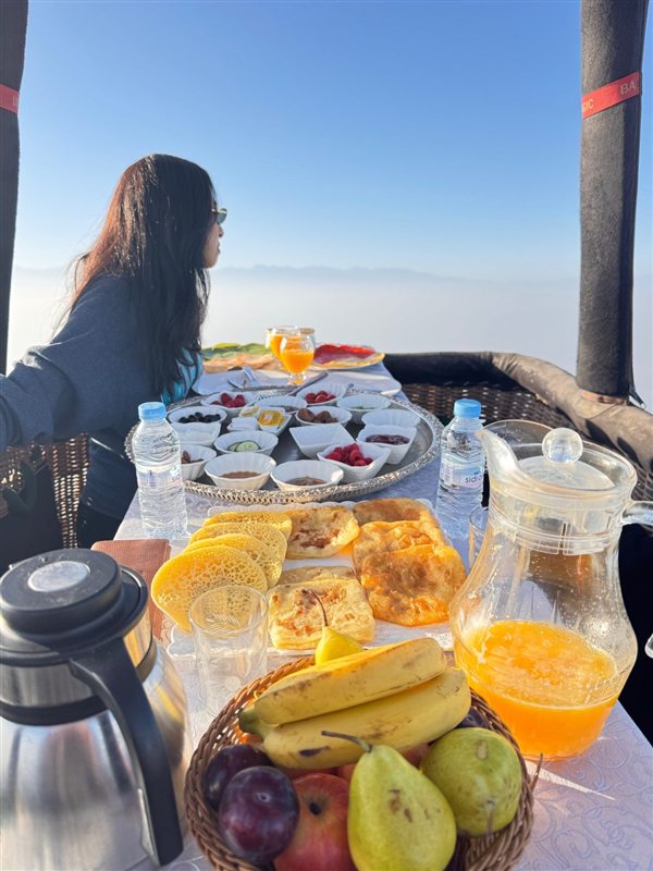 Colazione marocchina servita nella cesta della mongolfiera durante il volo VIP sopra le nuvole