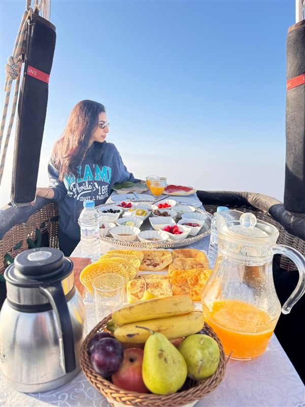 Passeggera con la colazione servita nella cesta durante il volo VIP