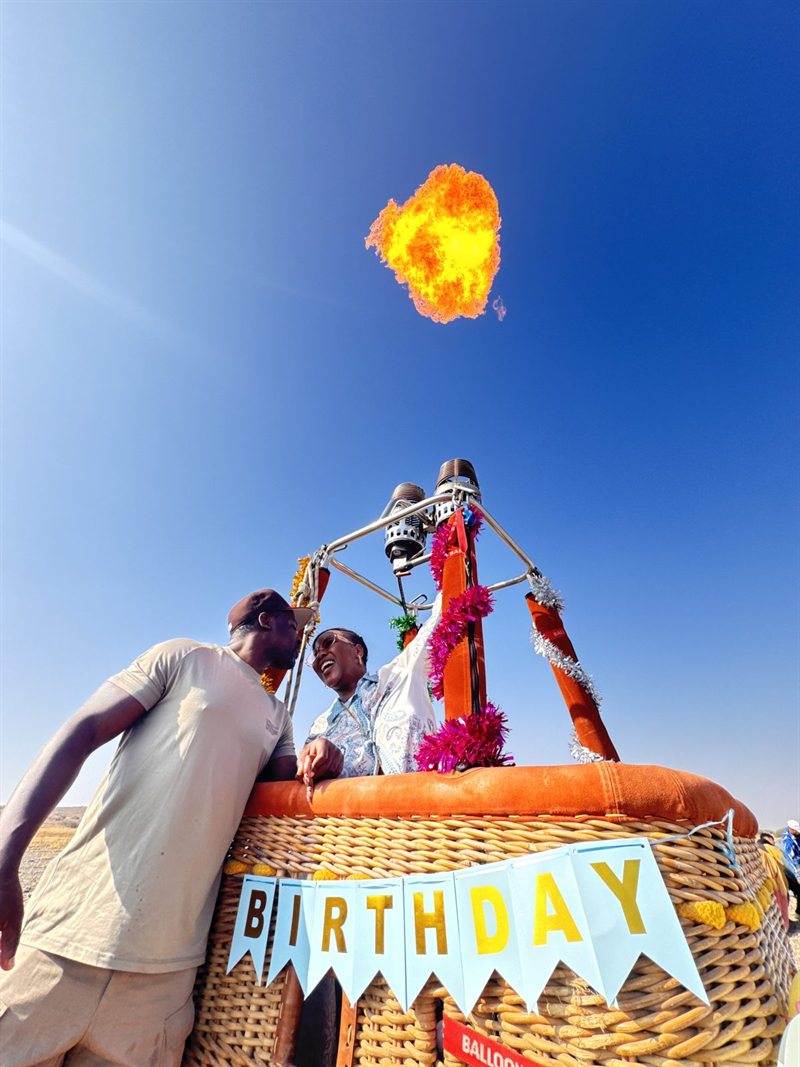 Compleanno in mongolfiera: cesta decorata con il bruciatore acceso a Marrakech
