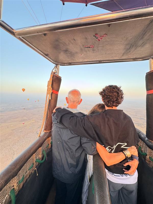 Coppia abbracciata nella cesta di una mongolfiera privata a Marrakech