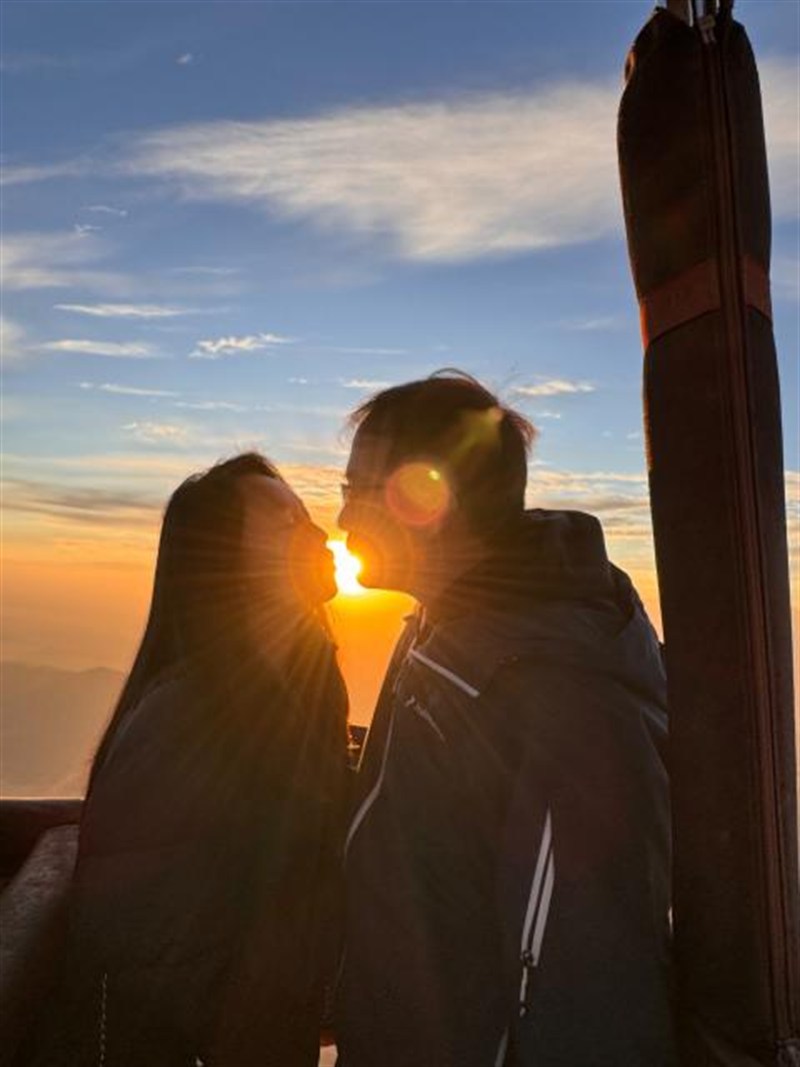 Coppia che si bacia all’alba nella cesta della mongolfiera sopra Marrakech