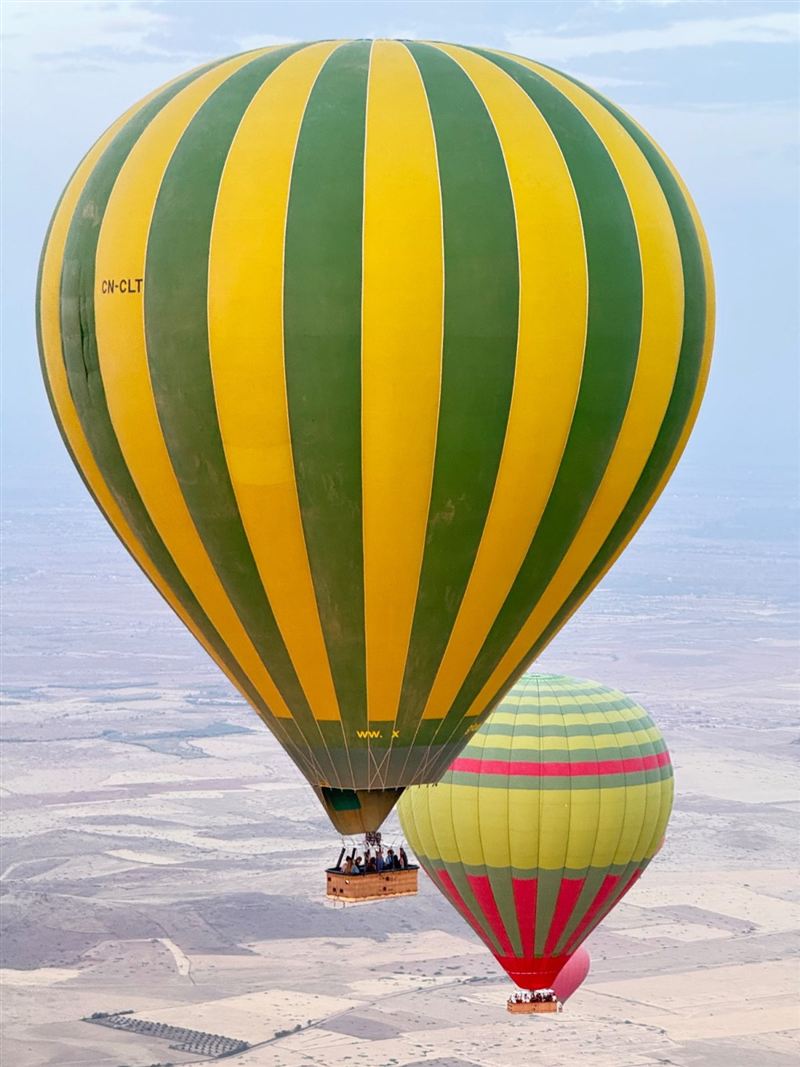 Due mongolfiere in volo sopra la campagna di Marrakech