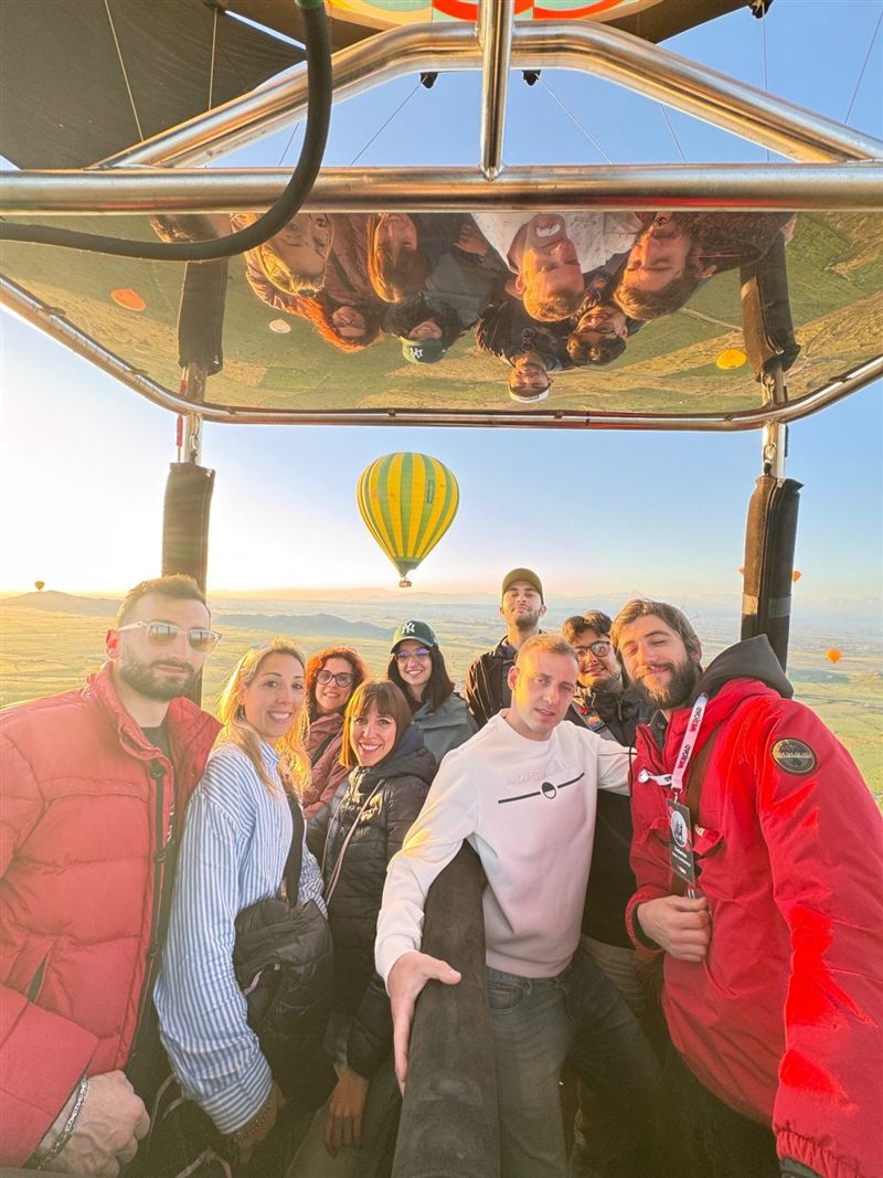 Gruppo di amici sorridenti nella cesta in pieno volo