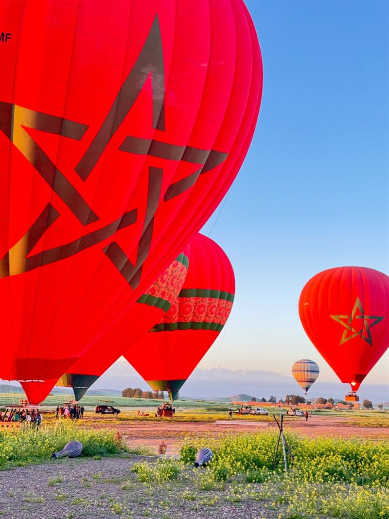 Mongolfiera rossa con la stella del Marocco