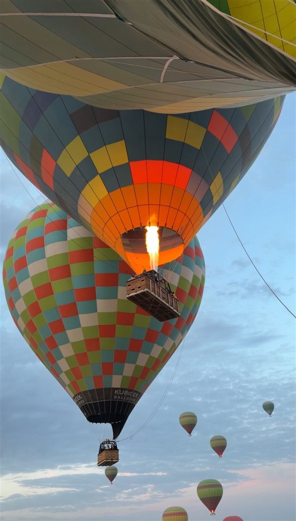 Due mongolfiere a quadri con il bruciatore acceso nel cielo di Marrakech