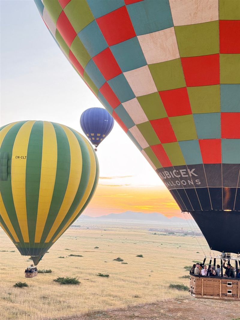 Mongolfiere a quadri e a strisce pronte al decollo