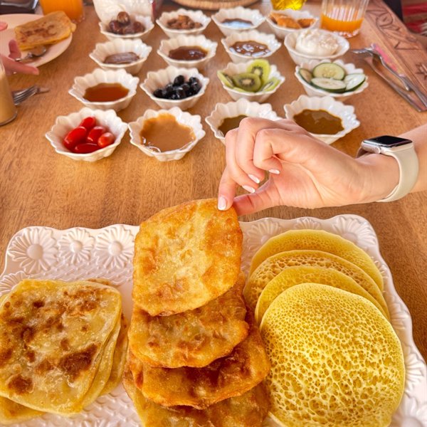 Msemen e baghrir appena fatti alla colazione marocchina