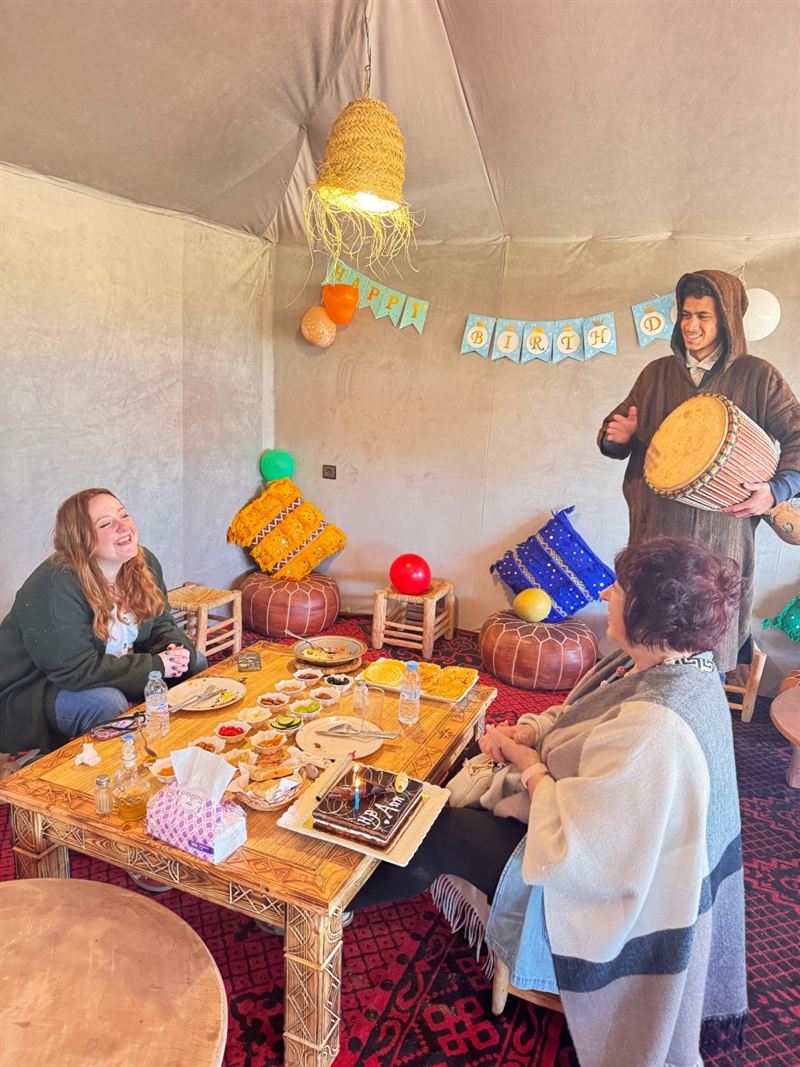 Musica e colazione dentro la tenda