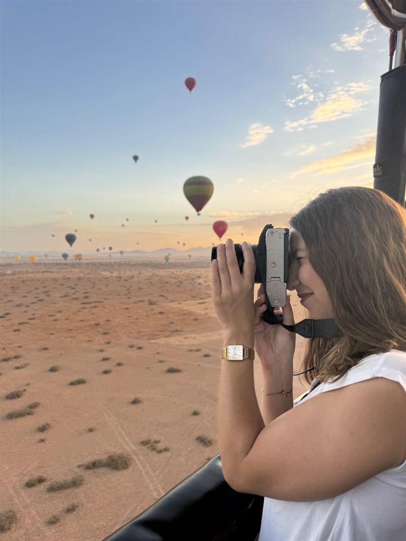 Passeggera con la macchina fotografica che fotografa le mongolfiere