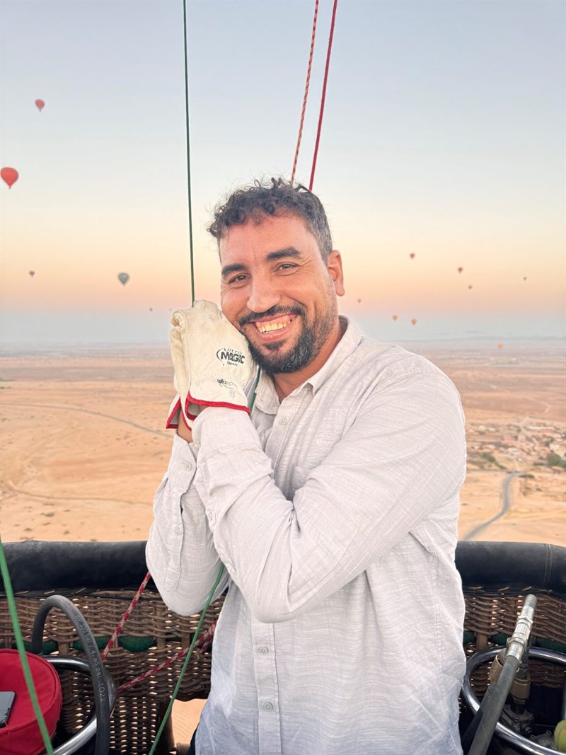 Uno dei nostri piloti sorridente nella cesta all’alba sopra Marrakech