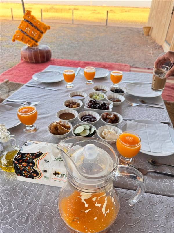 Tavola della colazione con tè, succo d'arancia e dolci marocchini